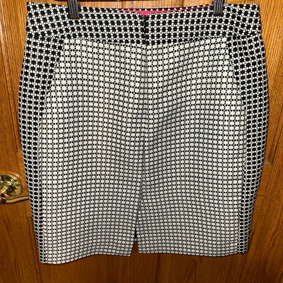 Banana Republic Black and White Skirt with Pockets - Picture 2 of 4